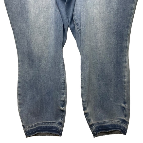 Judy Blue High Rise Light Wash Boyfriend Fit Jeans Cropped Frayed Hem Womens 22W - Picture 3 of 14